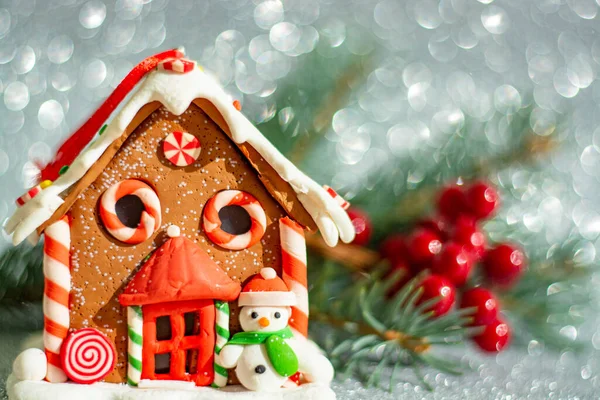 진저브레드 하우스는 있어요 크리스마스 가지랑 열매랑 단것으로 오두막 모양으로 크리스마스 — 스톡 사진