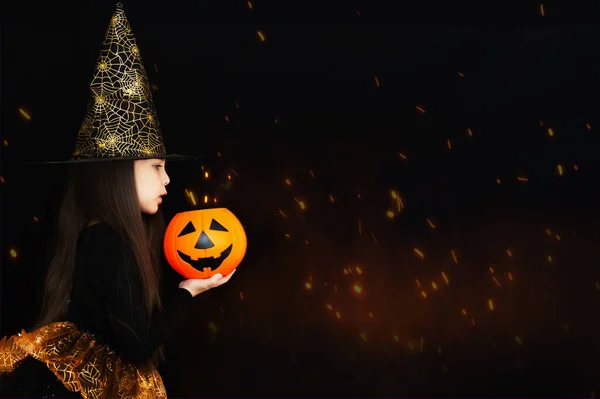 Holčička Kostýmu Čarodějnice Držící Dýni Střílela Černém Pozadí Šťastný Halloween — Stock fotografie