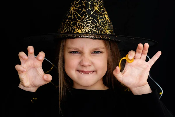 Retrato Cerca Una Niña Feliz Con Sombrero Bruja Negro Sobre —  Fotos de Stock