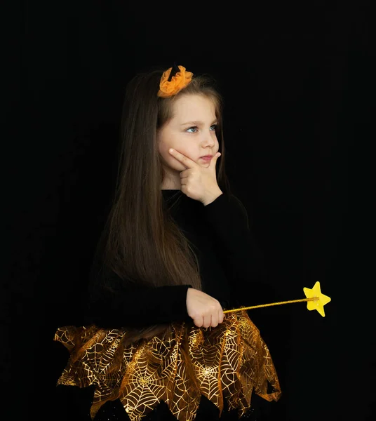 Retrato Cerca Una Niña Feliz Con Sombrero Bruja Negro Sobre —  Fotos de Stock