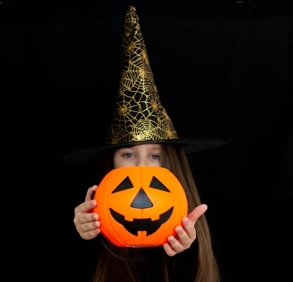 Retrato Cerca Una Niña Feliz Con Sombrero Bruja Negro Sobre —  Fotos de Stock