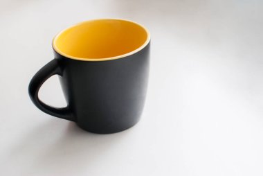 İçindeki siyah kupa sarı.