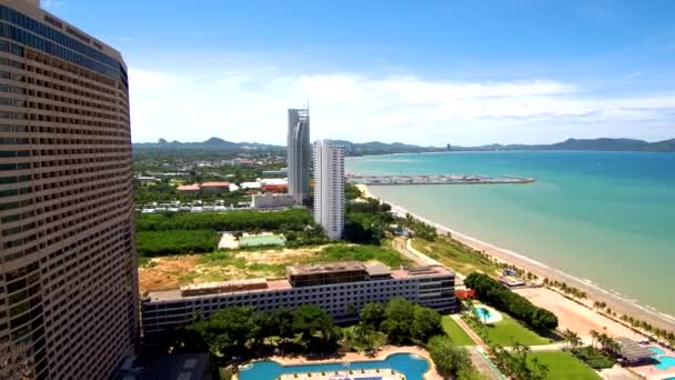 Utsikt Från Luften Vita Prestigefyllda Höga Hyreshus Thailands Havskust Närheten — Stockvideo