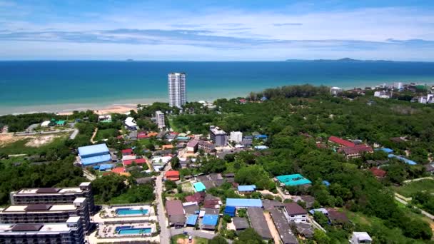 Tayland Sahilindeki Yüksek Beyaz Bir Binanın Hava Görüntüsü Mavi Deniz — Stok video