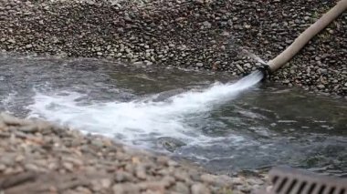 Su, kauçuk bir tüpten güçlü bir basınçla dökülür.