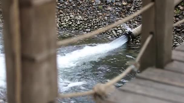Air dituangkan keluar dengan tekanan yang kuat dari pipa karet. — Stok Video