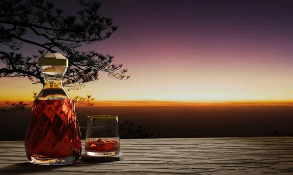 Whiskey Vagy Brandy Egy Átlátszó Üvegben Spirális Kialakítással Egy Átlátszó — Stock Fotó