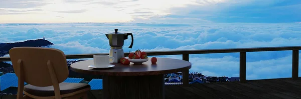 Mesa Madeira Cadeira Com Café Preto Com Morangos Frescos Terraço — Fotografia de Stock