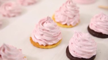 Beyaz bir arka planda pembe şekerlemeler.