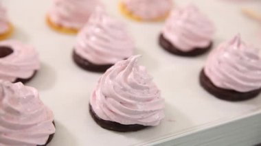 Beyaz bir arka planda pembe şekerlemeler.