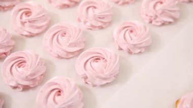 Beyaz bir arka planda pembe şekerlemeler.