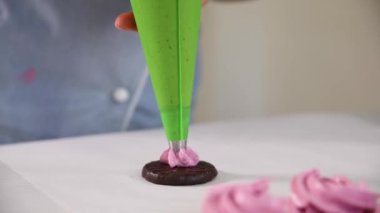 Pasta şefi pastanedeki pastayı hazırlar ve dekore eder.