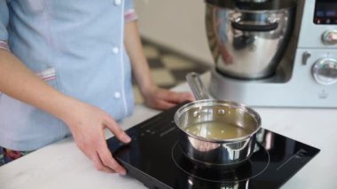 Pasta şefi lokum pişiriyor. 