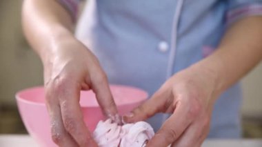 Pasta şefi şekerleme ve şekerleme hazırlar.