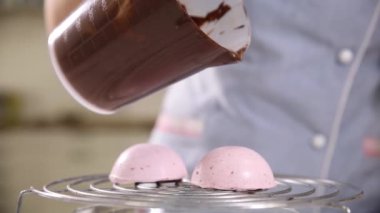 Pasta şefi pastanedeki pastayı hazırlar ve dekore eder.
