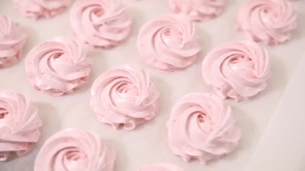 Marshmallows Rosa Fundo Branco Uma Confeitaria — Vídeo de Stock