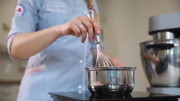 Chef Pastelero Cocinando Malvaviscos — Vídeo de stock