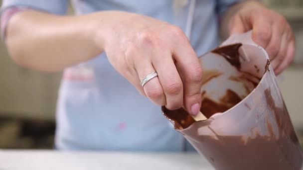 Cukrász Elkészíti Díszíti Tortát Cukrászdában — Stock videók