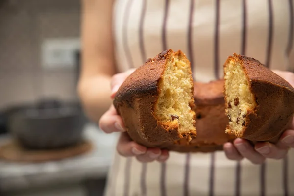 Cupcake Forno Fatto Casa Nelle Mani Una Donna — Foto Stock