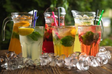 Bahçede ev yapımı çilekli çay. Çilek, nane ve limon suyu yaprakları, buz ve yeşil çay..