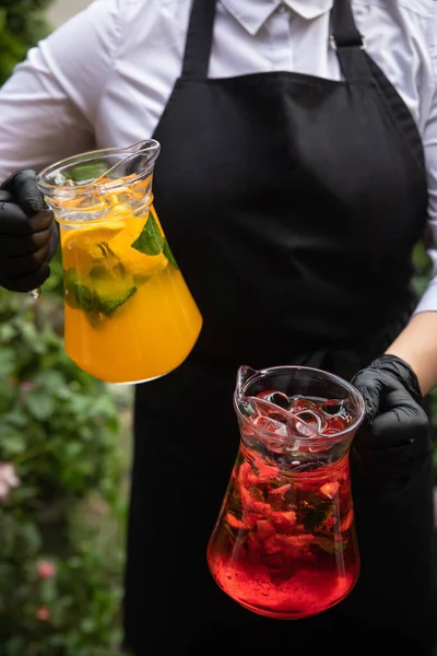 Garçom Traz Frascos Coquetéis Frutas Frescas Para Cliente Bebida Gelada — Fotografia de Stock