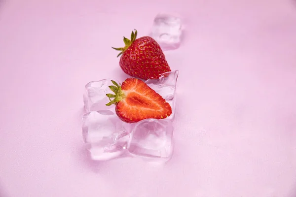 Fresas Frescas Granja Cubitos Hielo Sobre Fondo Rosa —  Fotos de Stock