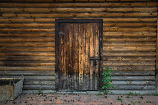 Деревянная Дверь Закрыта Железным Замком Деревянная Стена — стоковое фото