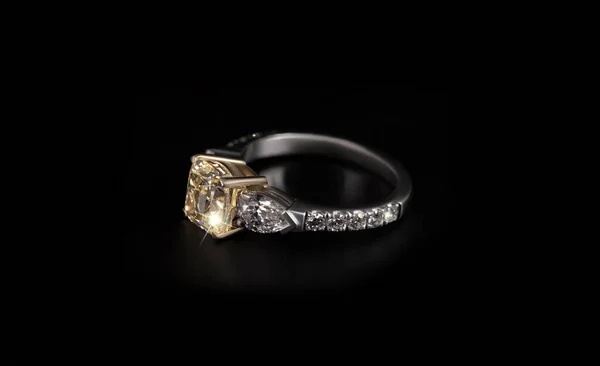 Zlatý Prsten Diamantovým Drahokamem Izolované Černém Pozadí — Stock fotografie