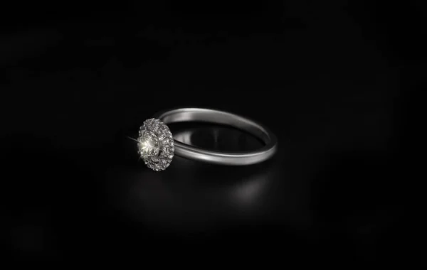 Anel Ouro Com Uma Pedra Preciosa Diamante Isolado Fundo Preto — Fotografia de Stock
