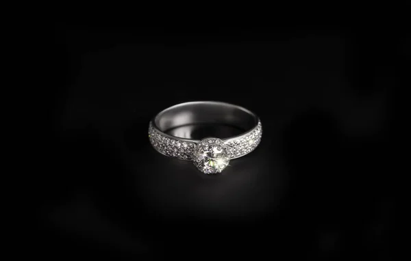Gouden Ring Met Diamanten Edelsteen Geïsoleerd Een Zwarte Achtergrond — Stockfoto