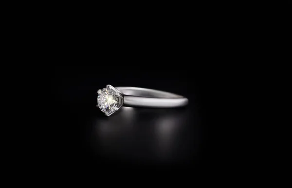 Zlatý Prsten Diamantovým Drahokamem Izolované Černém Pozadí — Stock fotografie