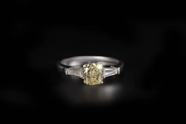 Złoty Pierścień Diamentowym Kamieniem Odizolowanym Czarnym Tle — Zdjęcie stockowe