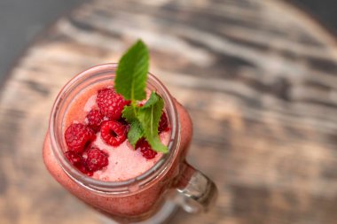 Ahşap bir arka planda ahududu ile serin smoothie