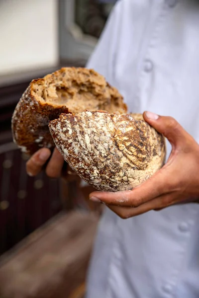 Bakker Brak Een Half Geheel Gebakken Brood — Stockfoto