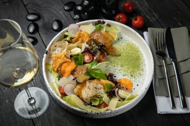 Sebzeli et salatası, domates, beyaz tabakta havuç.