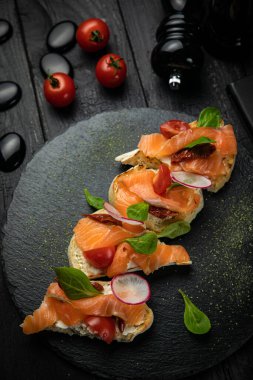 İtalyan bruschetta, yumuşak peynir ve somon, baharat ve domates.