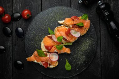 İtalyan bruschetta, yumuşak peynir ve somon, baharat ve domates.