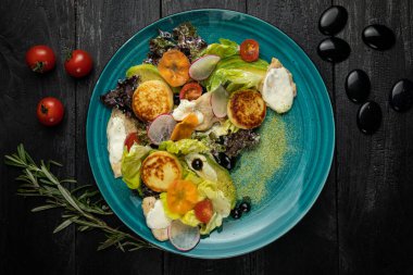 Peynirli kekler, et, böğürtlen ve sosla dolu doyurucu bir kahvaltı.