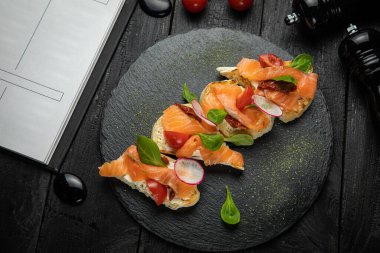 İtalyan bruschetta, yumuşak peynir ve somon, baharat ve domates.