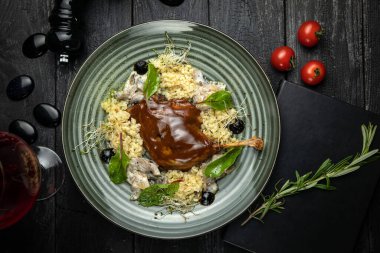 Ördek bacakları sosla birleşir. Restoran servisi. Uzayı kopyala Üst görünüm