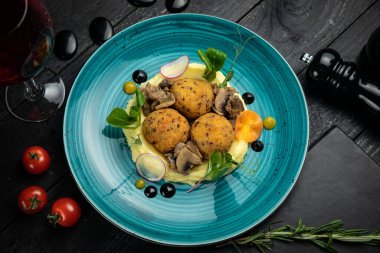 Patates püresi ve ızgara sebzeli köfte. En iyi restoranda.