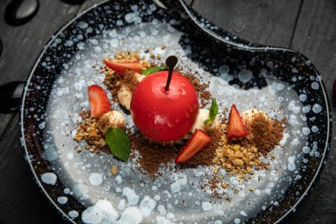 Kremalı Fransız kirazlı tatlı, çilekli, dondurmalı ve fındıklı.