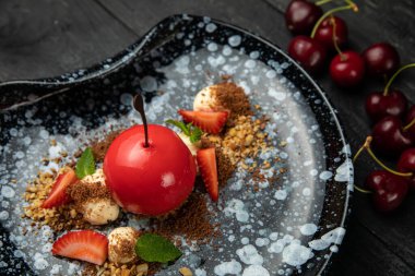 Kremalı Fransız kirazlı tatlı, çilekli, dondurmalı ve fındıklı.