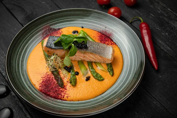 Kabak püresiyle ızgara somon. Pişmiş sebzelerle