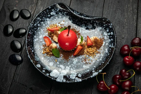 Mousse French Cherry Dessert Mit Erdbeeren Eis Und Nusskrümeln — Stockfoto