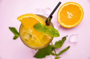 Pembe masada portakallı smoothie. Naneli, buzlu. Kahvaltı ve atıştırmalık sağlıklı yiyecekler.