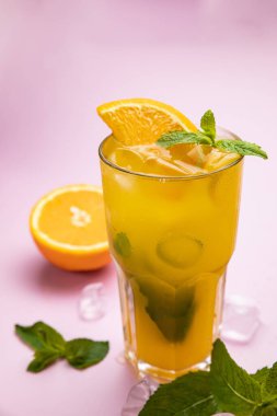 Pembe masada portakallı smoothie. Naneli, buzlu. Kahvaltı ve atıştırmalık sağlıklı yiyecekler.