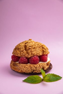 Güzel kokulu Fransız hamur işleri, tatlı. Pembe masanın üzerinde..