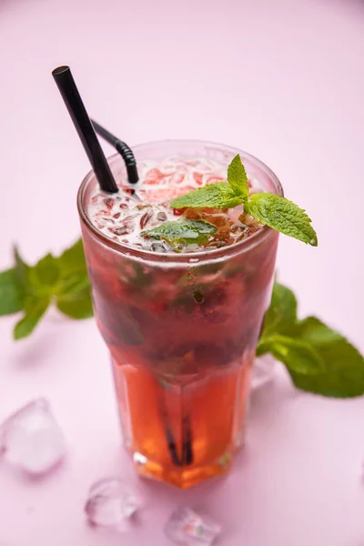 Mojito Med Jordgubbar Hallon Och Mynta Det Rosa Bordet — Stockfoto