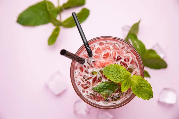 Mojito Com Morangos Framboesas Hortelã Mesa Rosa — Fotografia de Stock